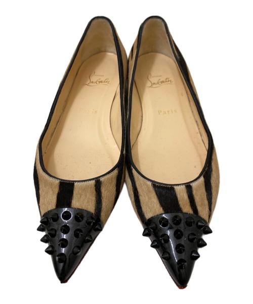 Christian Louboutin（クリスチャン・ルブタン）Christian Louboutin (クリスチャン・ルブタン) スタッズフラットパンプス ベージュ×ブラック サイズ:37 1/2の古着・服飾アイテム