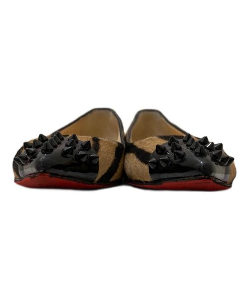 Christian Louboutin（クリスチャン・ルブタン）Christian Louboutin (クリスチャン・ルブタン) スタッズフラットパンプス ベージュ×ブラック サイズ:37 1/2の古着・服飾アイテム