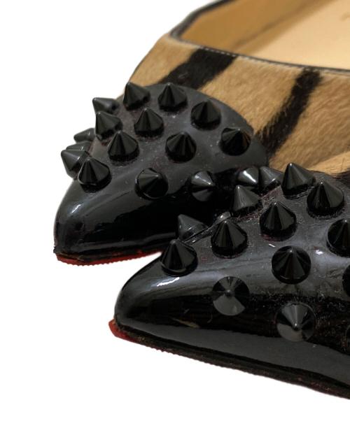 Christian Louboutin（クリスチャン・ルブタン）Christian Louboutin (クリスチャン・ルブタン) スタッズフラットパンプス ベージュ×ブラック サイズ:37 1/2の古着・服飾アイテム