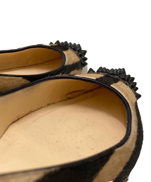 Christian Louboutin（クリスチャン・ルブタン）Christian Louboutin (クリスチャン・ルブタン) スタッズフラットパンプス ベージュ×ブラック サイズ:37 1/2の古着・服飾アイテム
