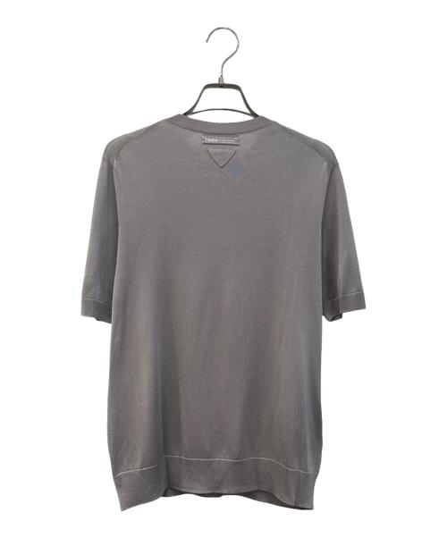 PRADA（プラダ）PRADA (プラダ) トライアングルモチーフ付半袖ニット グレー サイズ:36の古着・服飾アイテム