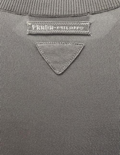 PRADA（プラダ）PRADA (プラダ) トライアングルモチーフ付半袖ニット グレー サイズ:36の古着・服飾アイテム