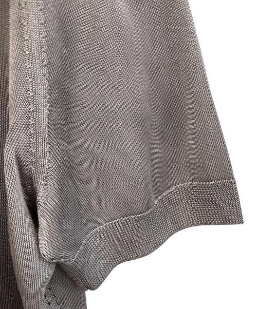 PRADA（プラダ）PRADA (プラダ) トライアングルモチーフ付半袖ニット グレー サイズ:36の古着・服飾アイテム