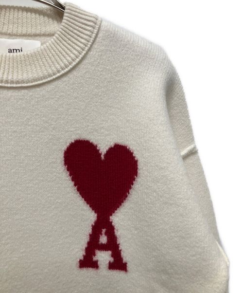 AMI Alexandre Mattiussi（アミアレクサンドルマテュッシ）AMI Alexandre Mattiussi (アミ アレクサンドル マテュッシ) RED ADC SWEATER アイボリー サイズ:XS 未使用品の古着・服飾アイテム