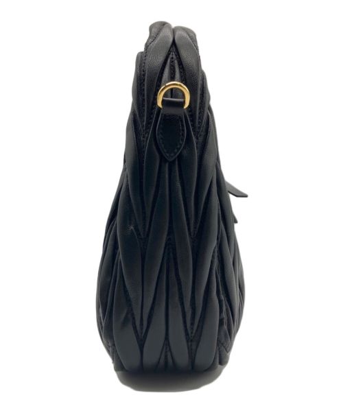 MIU MIU（ミュウミュウ）MIU MIU (ミュウミュウ) ワンダーマテラッセレザーホーボーバッグ ブラックの古着・服飾アイテム
