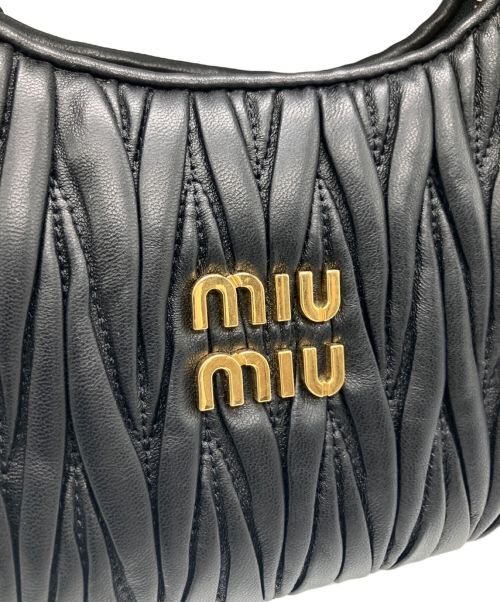 MIU MIU（ミュウミュウ）MIU MIU (ミュウミュウ) ワンダーマテラッセレザーホーボーバッグ ブラックの古着・服飾アイテム