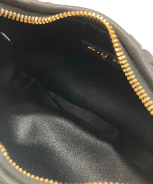 MIU MIU（ミュウミュウ）MIU MIU (ミュウミュウ) ワンダーマテラッセレザーホーボーバッグ ブラックの古着・服飾アイテム