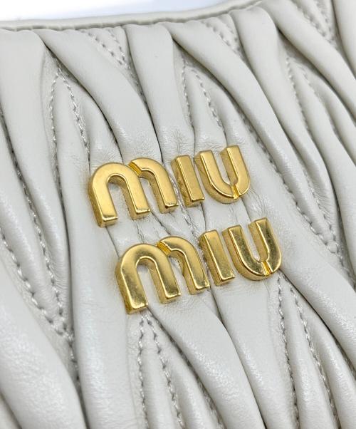 MIU MIU（ミュウミュウ）MIU MIU (ミュウミュウ) ワンダー マテラッセレザー ホーボーバッグ ホワイトの古着・服飾アイテム