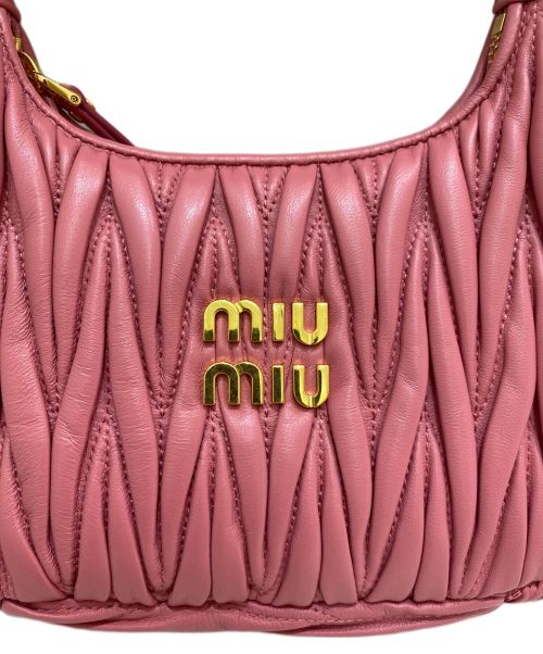 MIU MIU（ミュウミュウ）MIU MIU (ミュウミュウ) ワンダーマテラッセレザー ホーボーミニバッグ ピンク サイズ:ミニの古着・服飾アイテム