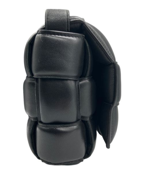 BOTTEGA VENETA（ボッテガベネタ）BOTTEGA VENETA (ボッテガベネタ) パデッドカセット ショルダーバッグ ブラックの古着・服飾アイテム