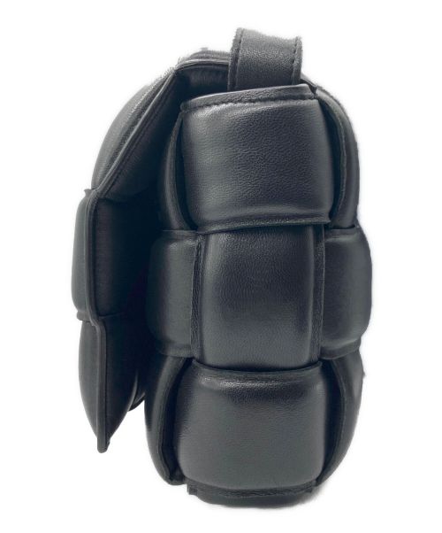 BOTTEGA VENETA（ボッテガベネタ）BOTTEGA VENETA (ボッテガベネタ) パデッドカセット ショルダーバッグ ブラックの古着・服飾アイテム