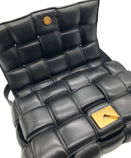 BOTTEGA VENETA（ボッテガベネタ）BOTTEGA VENETA (ボッテガベネタ) パデッドカセット ショルダーバッグ ブラックの古着・服飾アイテム