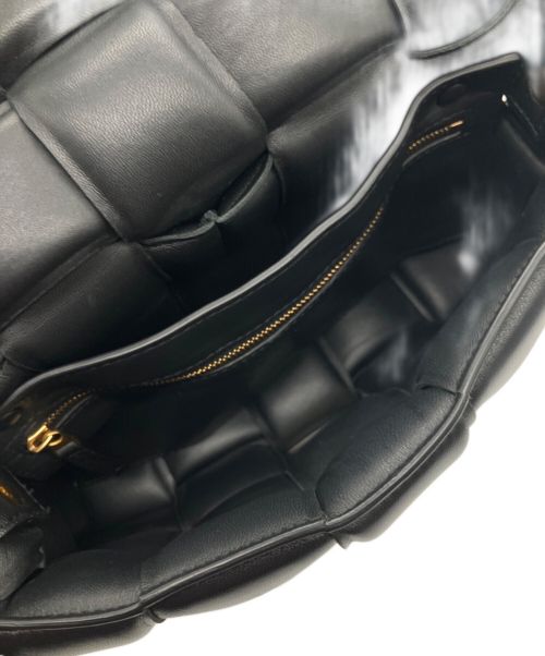 BOTTEGA VENETA（ボッテガベネタ）BOTTEGA VENETA (ボッテガベネタ) パデッドカセット ショルダーバッグ ブラックの古着・服飾アイテム