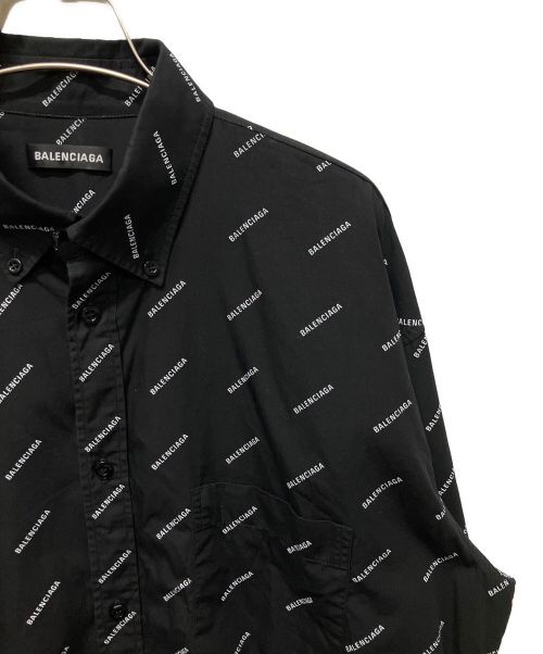 BALENCIAGA（バレンシアガ）BALENCIAGA (バレンシアガ) オールオーバーロゴボタンダウンシャツ ブラック サイズ:38の古着・服飾アイテム