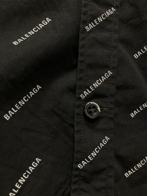 BALENCIAGA（バレンシアガ）BALENCIAGA (バレンシアガ) オールオーバーロゴボタンダウンシャツ ブラック サイズ:38の古着・服飾アイテム