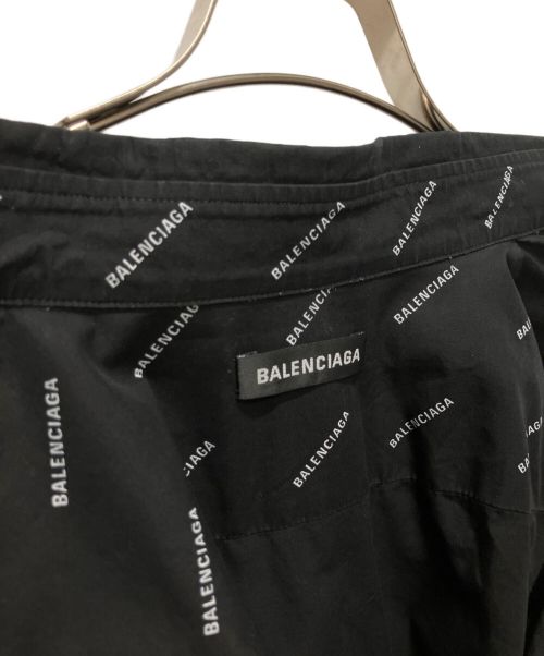 BALENCIAGA（バレンシアガ）BALENCIAGA (バレンシアガ) オールオーバーロゴボタンダウンシャツ ブラック サイズ:38の古着・服飾アイテム