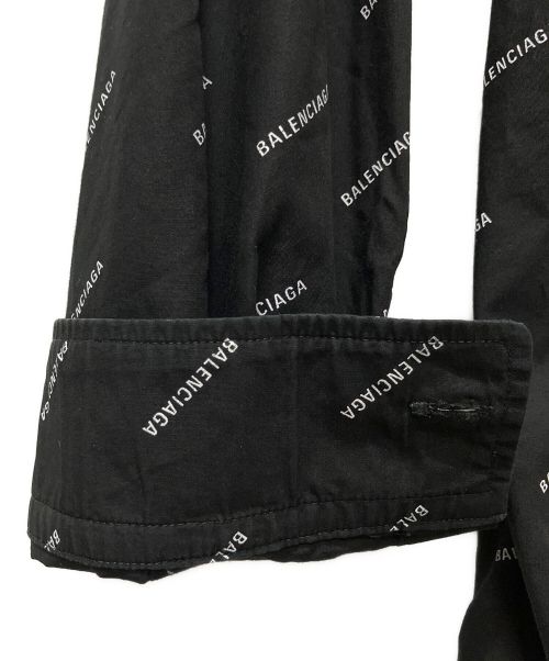 BALENCIAGA（バレンシアガ）BALENCIAGA (バレンシアガ) オールオーバーロゴボタンダウンシャツ ブラック サイズ:38の古着・服飾アイテム