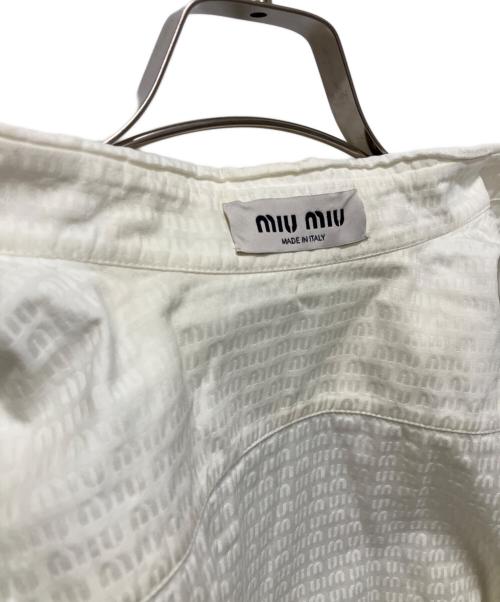 MIU MIU（ミュウミュウ）MIU MIU (ミュウミュウ) クロップド丈ノースリーブブラウス ホワイト サイズ:36の古着・服飾アイテム