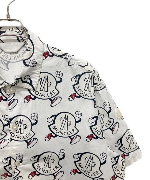 MONCLER（モンクレール）MONCLER (モンクレール) ロゴプリント半袖シャツ ホワイト×ブラック サイズ:Sの古着・服飾アイテム
