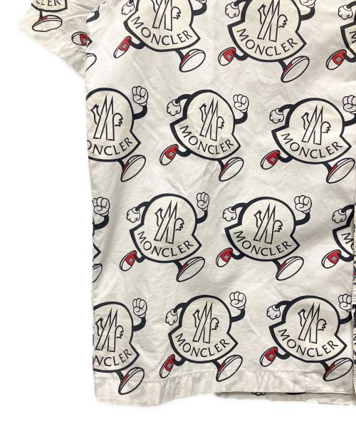 MONCLER（モンクレール）MONCLER (モンクレール) ロゴプリント半袖シャツ ホワイト×ブラック サイズ:Sの古着・服飾アイテム