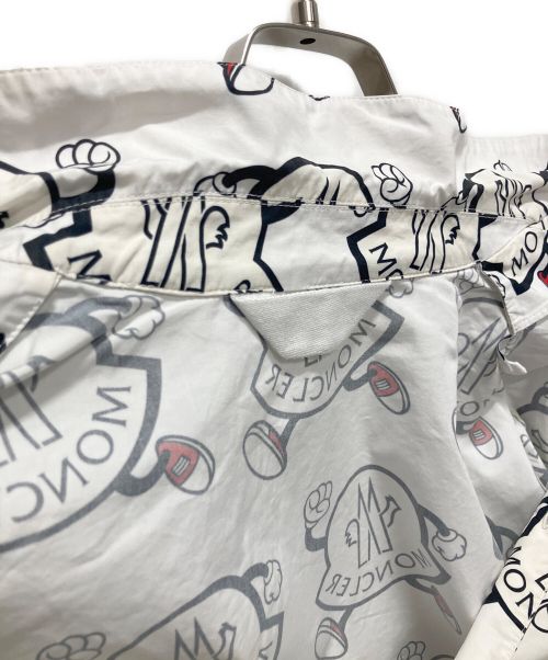 MONCLER（モンクレール）MONCLER (モンクレール) ロゴプリント半袖シャツ ホワイト×ブラック サイズ:Sの古着・服飾アイテム