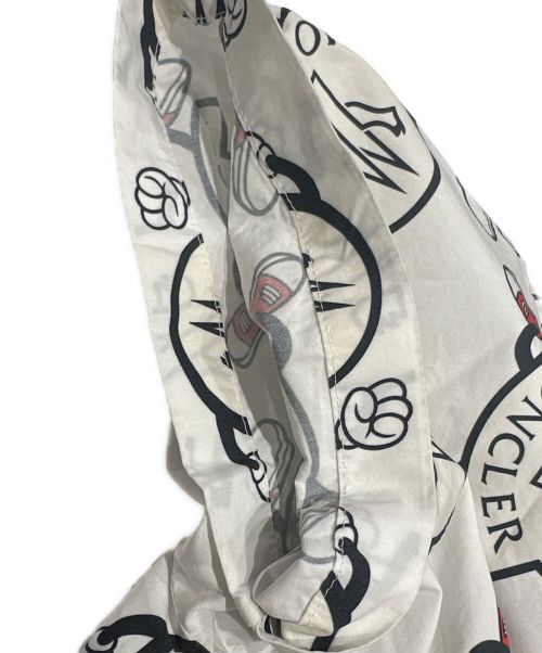 MONCLER（モンクレール）MONCLER (モンクレール) ロゴプリント半袖シャツ ホワイト×ブラック サイズ:Sの古着・服飾アイテム