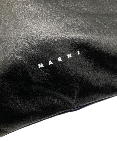MARNI（マルニ）MARNI (マルニ) ムゼオソフト ドローストリングバッグ ブラック×ネイビーの古着・服飾アイテム