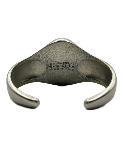 MM6 Maison Margiela（エムエムシックスメゾンマルジェラ）MM6 Maison Margiela (エムエムシックス メゾンマルジェラ) シグネットカフスバングル シルバーの古着・服飾アイテム