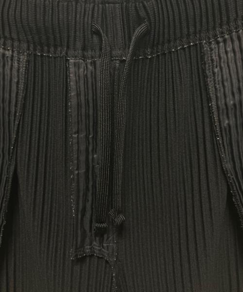 HOMME PLISSE ISSEY MIYAKE（オム プリッセ イッセイ ミヤケ）HOMME PLISSE ISSEY MIYAKE (オム プリッセ イッセイ ミヤケ) Mc May/プリーツ加工ハーフパンツ ブラック サイズ:2の古着・服飾アイテム