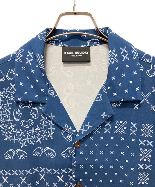 KAWS（カウズ）KAWS (カウズ) Kaws holiday thailand シャツ ブルー サイズ:Mの古着・服飾アイテム