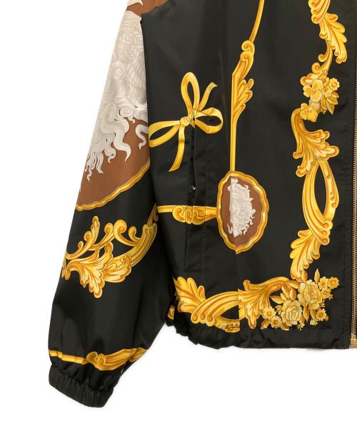VERSACE（ヴェルサーチェ）VERSACE (ヴェルサーチェ) バロックプリントナイロンジャケット イエロー×ブラック サイズ:52の古着・服飾アイテム