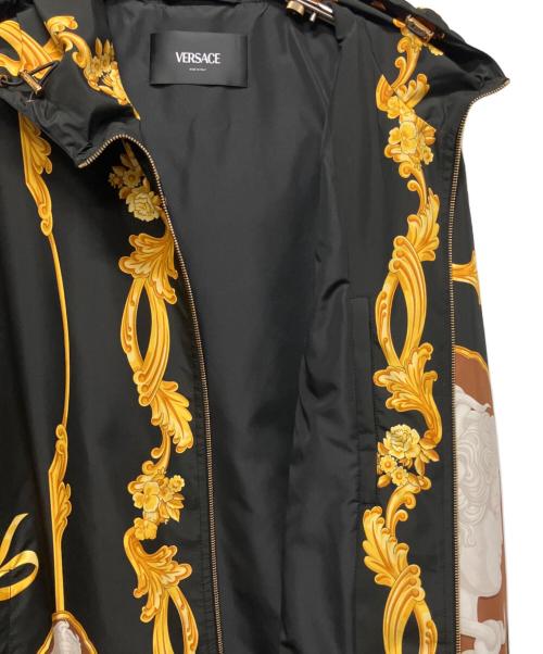 VERSACE（ヴェルサーチェ）VERSACE (ヴェルサーチェ) バロックプリントナイロンジャケット イエロー×ブラック サイズ:52の古着・服飾アイテム