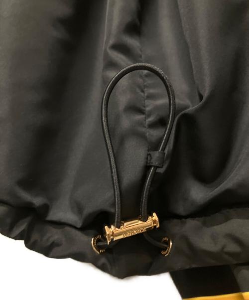 VERSACE（ヴェルサーチェ）VERSACE (ヴェルサーチェ) バロックプリントナイロンジャケット イエロー×ブラック サイズ:52の古着・服飾アイテム