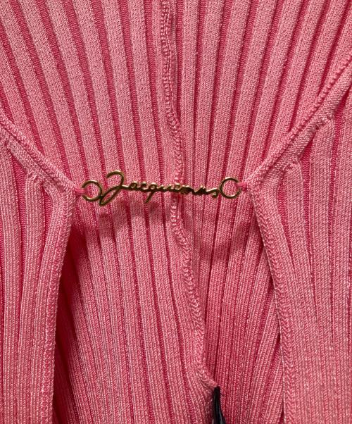 jacquemus（ジャックムス）jacquemus (ジャックムス) マイクロチャームロゴカーディガン ショッキングピンク サイズ:38 未使用品の古着・服飾アイテム