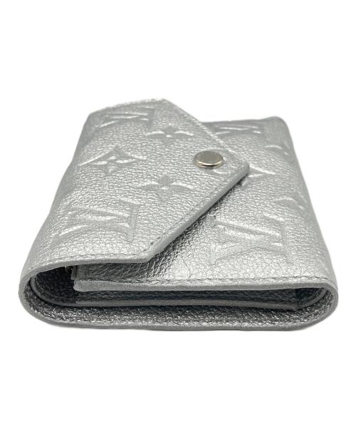 LOUIS VUITTON（ルイ ヴィトン）LOUIS VUITTON (ルイ ヴィトン) ポルトフォイユ・ヴィクトリーヌ アンプラント シルバー サイズ:-の古着・服飾アイテム