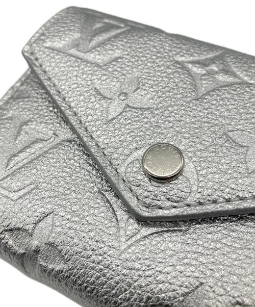 LOUIS VUITTON（ルイ ヴィトン）LOUIS VUITTON (ルイ ヴィトン) ポルトフォイユ・ヴィクトリーヌ アンプラント シルバー サイズ:-の古着・服飾アイテム