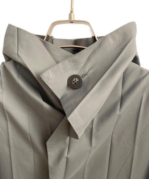 HOMME PLISSE ISSEY MIYAKE（オム プリッセ イッセイ ミヤケ）HOMME PLISSE ISSEY MIYAKE (オム プリッセ イッセイ ミヤケ) プリーツコート グレー サイズ:Freeの古着・服飾アイテム