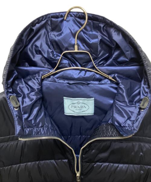 PRADA（プラダ）PRADA (プラダ) トライアングルプレートライトダウンジャケット ネイビー サイズ:48の古着・服飾アイテム
