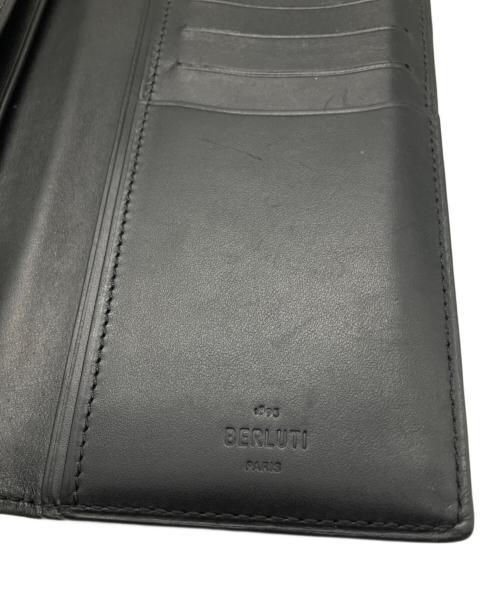Berluti（ベルルッティ）Berluti (ベルルッティ) カリグラフィ サンタルスクリット 長財布 ブラウンの古着・服飾アイテム
