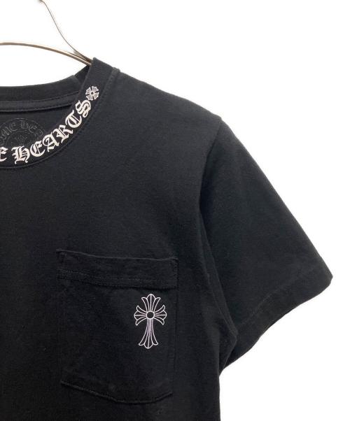 CHROME HEARTS（クロムハーツ）CHROME HEARTS (クロムハーツ) NECK LOGO プリントポケットTシャツ ブラック サイズ:XSの古着・服飾アイテム