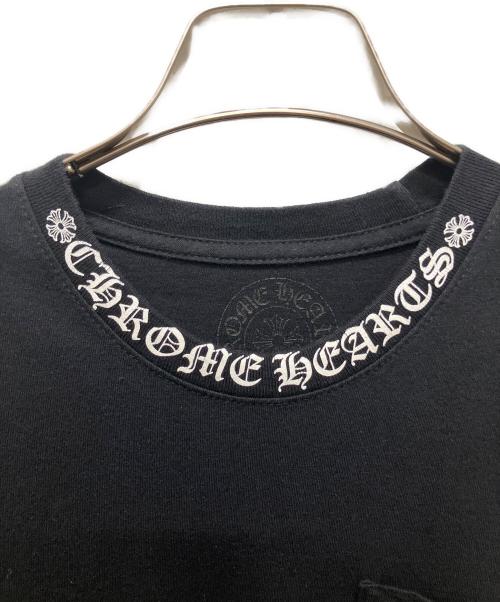 CHROME HEARTS（クロムハーツ）CHROME HEARTS (クロムハーツ) NECK LOGO プリントポケットTシャツ ブラック サイズ:XSの古着・服飾アイテム
