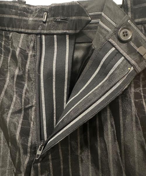 Y. PROJECT（ワイプロジェクト）Y. PROJECT (ワイプロジェクト) ストライプ ファブリックスラックスパンツ ブラック サイズ:36の古着・服飾アイテム