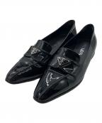 PRADAプラダ）の古着「トライアングルロゴ／三角プレート/プレートデザイン エナメルローファー」｜ブラック