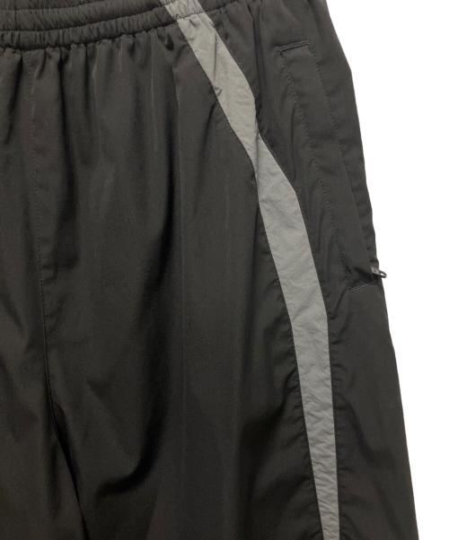 BALENCIAGA（バレンシアガ）BALENCIAGA (バレンシアガ) 25SS/トラックワイドナイロンパンツ/Tracksuit Pants 'Black/Elephant Grey' ブラック サイズ:Sの古着・服飾アイテム