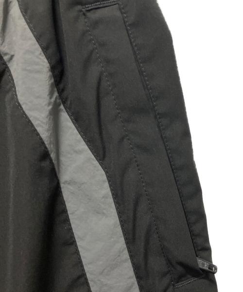 BALENCIAGA（バレンシアガ）BALENCIAGA (バレンシアガ) 25SS/トラックワイドナイロンパンツ/Tracksuit Pants 'Black/Elephant Grey' ブラック サイズ:Sの古着・服飾アイテム