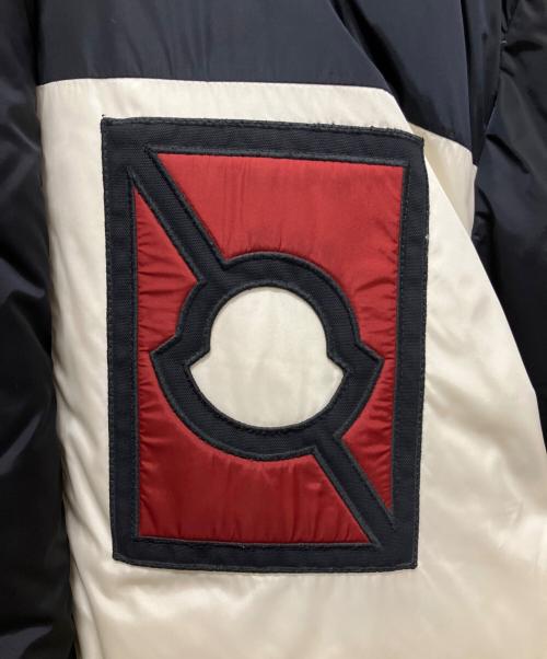 MONCLER（モンクレール）MONCLER (モンクレール) ダウンジャケット　D209H4232500 ホワイト×ネイビー×レッド サイズ:3の古着・服飾アイテム