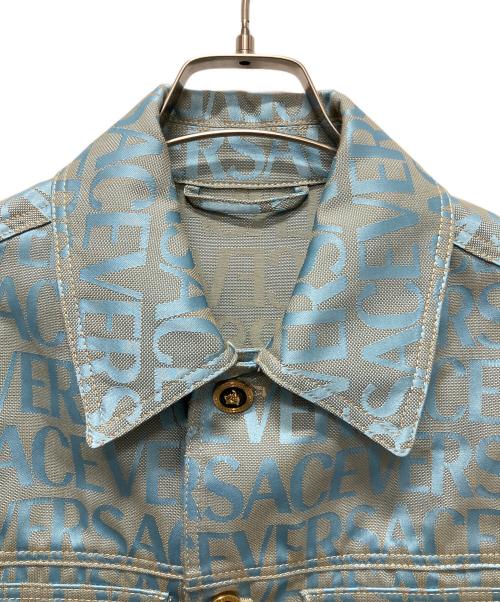VERSACE（ヴェルサーチェ）VERSACE (ヴェルサーチェ) 総柄デザインジャケット　1011032 1A07734 スカイブルー サイズ:46の古着・服飾アイテム
