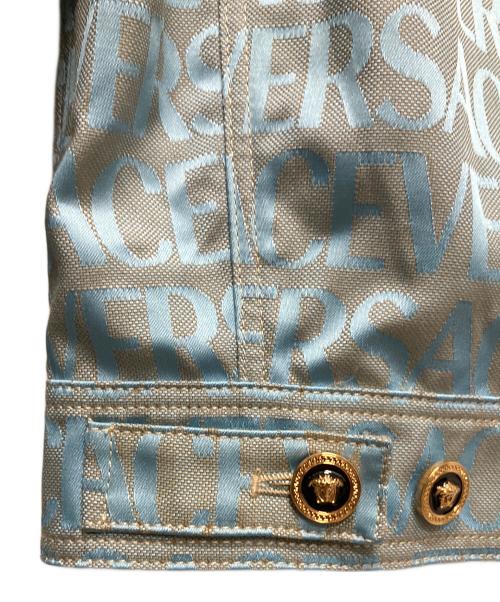 VERSACE（ヴェルサーチェ）VERSACE (ヴェルサーチェ) 総柄デザインジャケット　1011032 1A07734 スカイブルー サイズ:46の古着・服飾アイテム