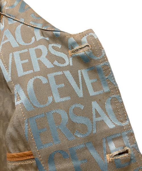 VERSACE（ヴェルサーチェ）VERSACE (ヴェルサーチェ) 総柄デザインジャケット　1011032 1A07734 スカイブルー サイズ:46の古着・服飾アイテム