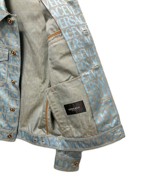 VERSACE（ヴェルサーチェ）VERSACE (ヴェルサーチェ) 総柄デザインジャケット　1011032 1A07734 スカイブルー サイズ:46の古着・服飾アイテム